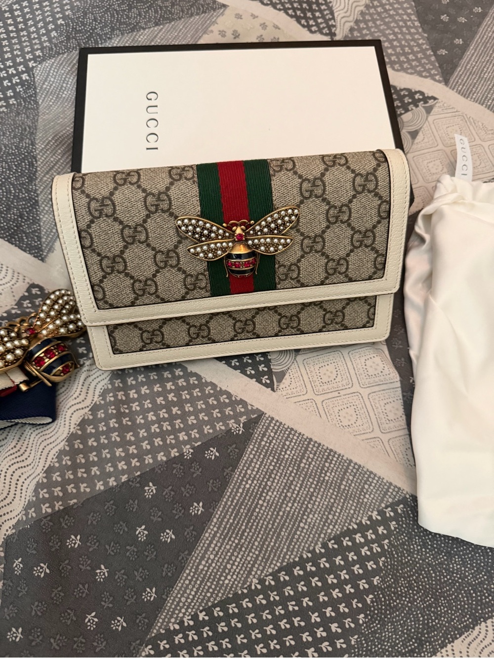 Gucci Beige GG Supreme Shoulder Bag with Red and Green Stripe and Pearl Bee - Picture 4 of 12